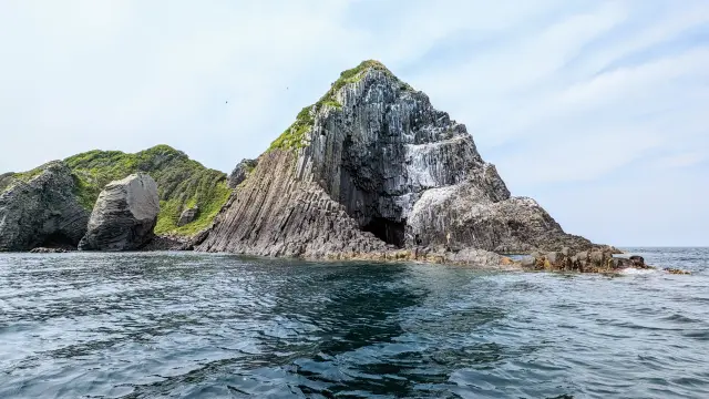 海側から見た芥屋の大門　
写真提供：（一社）糸島市観光協会