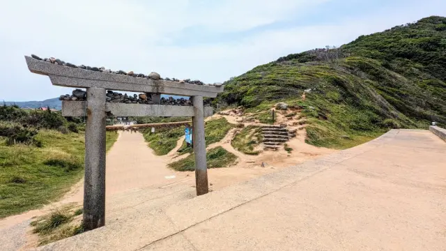 自然遊歩道入口近くには鳥居がある　
写真提供：（一社）糸島市観光協会