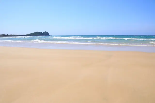 散策やサーフィンなど楽しみ方は自由
写真提供：（一社）糸島市観光協会