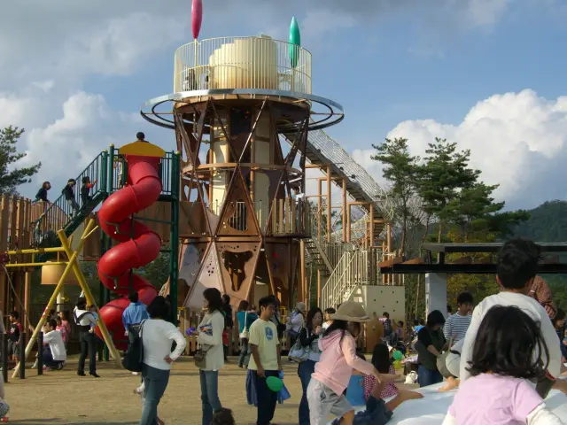 屋外遊具エリア「あそびの杜」