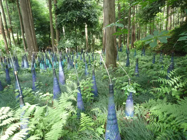 森の中に陶芸作品を展示する「陶の杜」
