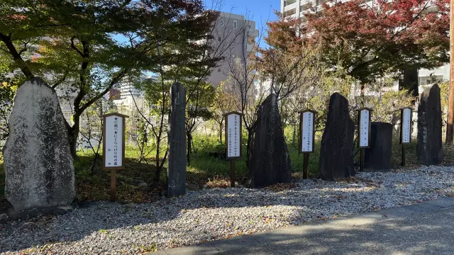 境内に歌碑が点在する