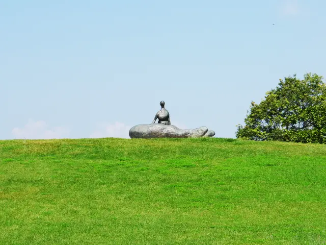 開放的な彫刻芝生広場