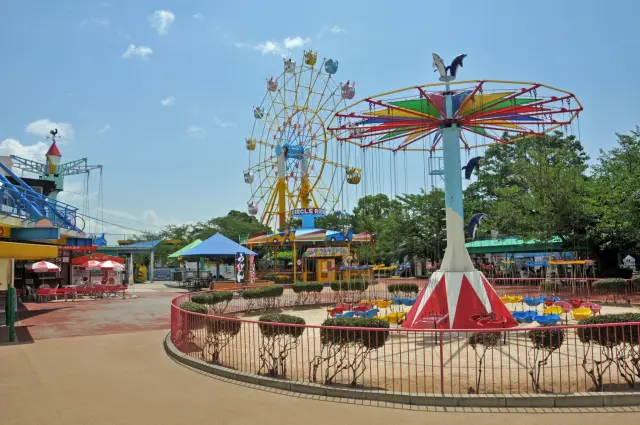 レトロなアトラクションで遊べる遊園地