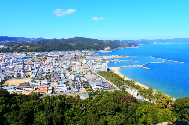 洲本市街と大阪湾を一望