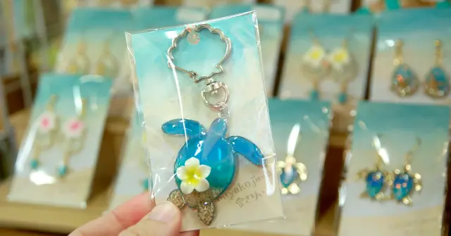 島のアーティストによるアクセサリーや雑貨もおすすめ