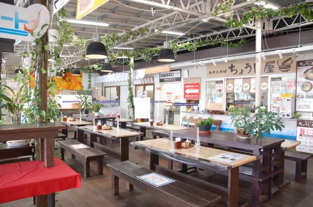 地元でも愛されるお店が並ぶフードコート