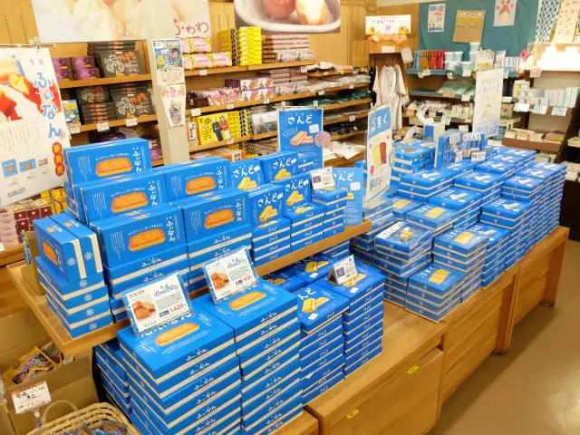 お土産にぴったりなお菓子も豊富に揃う