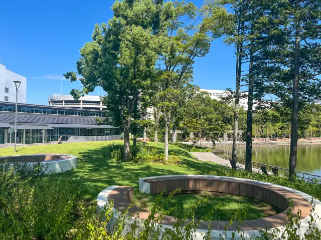 多摩市立中央図書館のすぐ正面にあるBOOKパーク