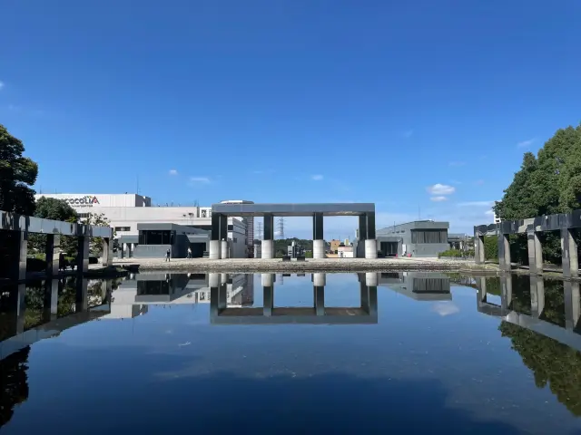 きらめきの広場は80段のパルテノン多摩の大階段を上った先にある