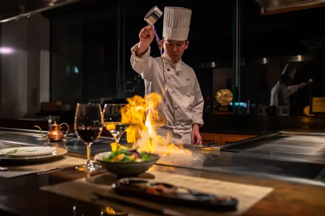 シェフが目の前で調理して出来立てを提供する鉄板焼レストラン
