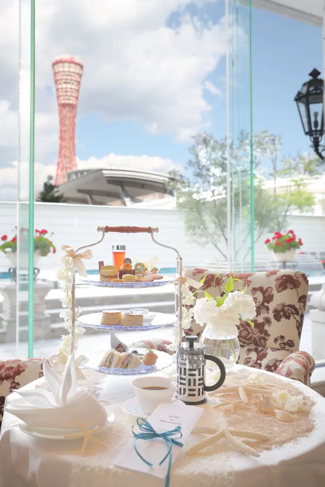 ラウンジでの優雅なアフタヌーンティー