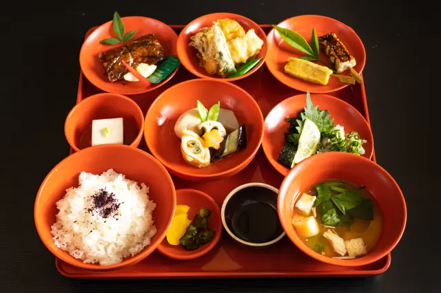 季節の食材を使った精進料理も人気