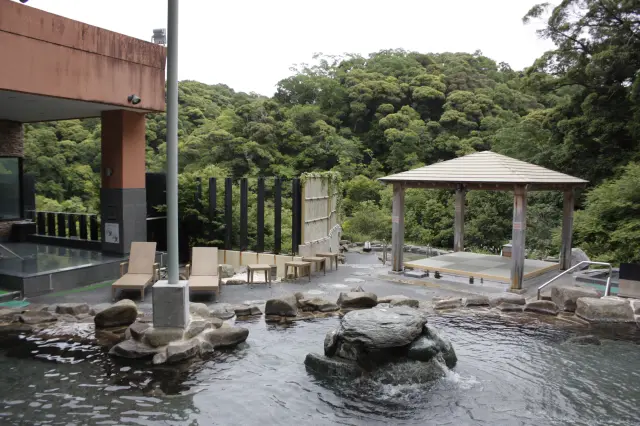 自然に囲まれた温泉「森林の湯」