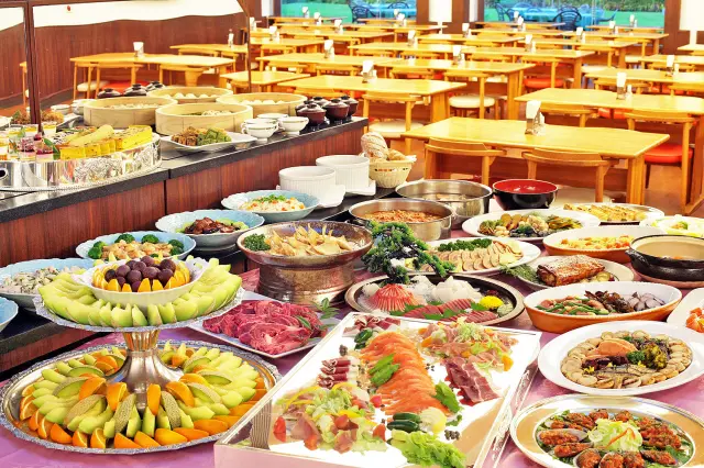 夕食は多彩なメニューのバイキングを