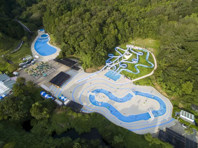 スライダーや流水プールなど種類が豊富なウォーターパーク(夏季限定)