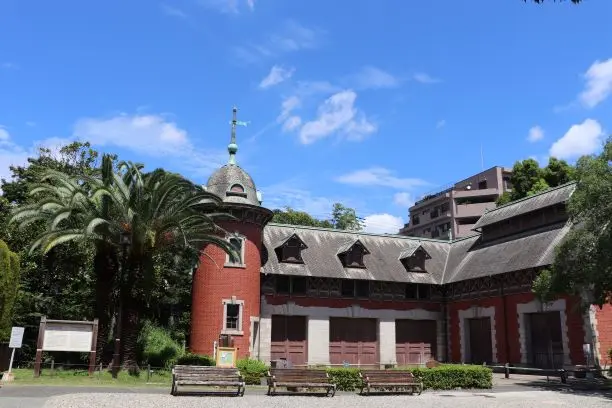 重要文化財の「旧小寺家厩舎」は明治43年(1910)頃の建築