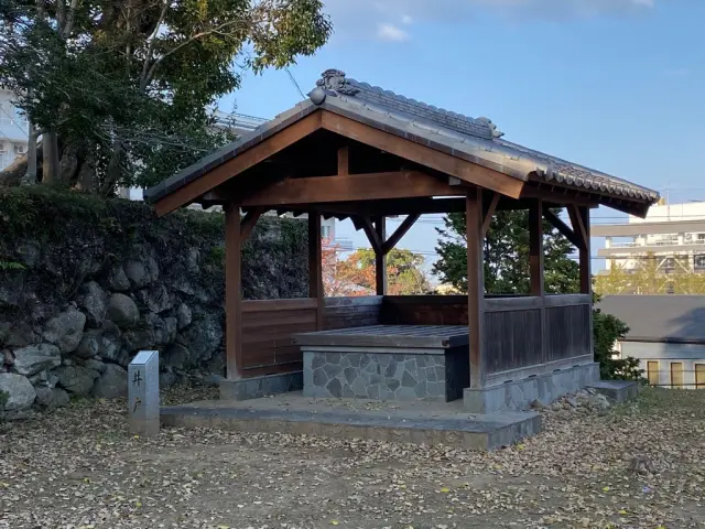 築城時代から残っており、現在も水をたたえている唯一の井戸