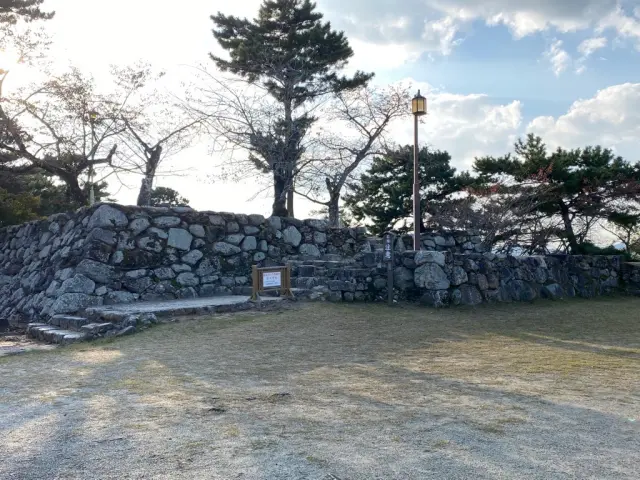 敵見櫓跡と天守跡