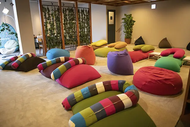 雑誌やコミックをそろえたライブラリーはビーズソファ完備