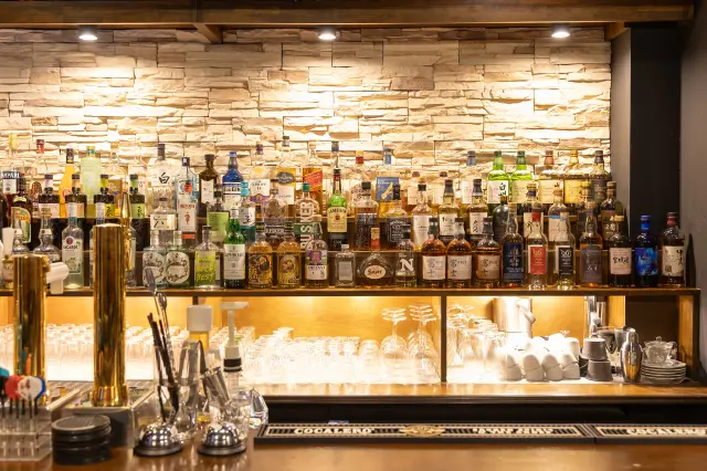ウイスキーやジン、ビールなどアルコールの種類は豊富