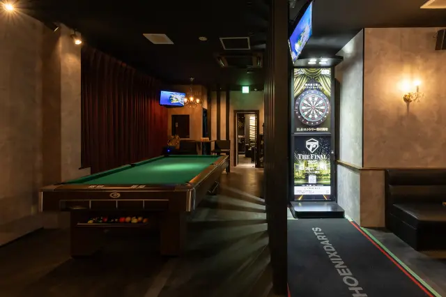 店内ではビリヤードやダーツも楽しめる