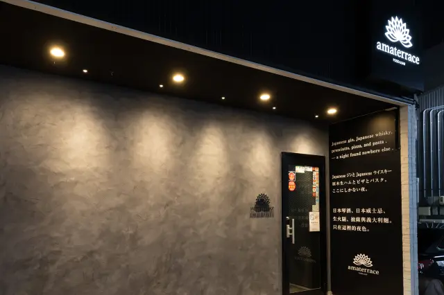 店名の看板を目印に