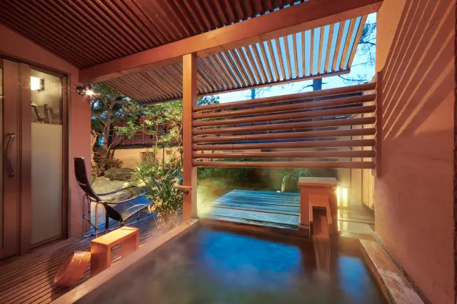 檜の露天風呂を備えた別邸「美悠」