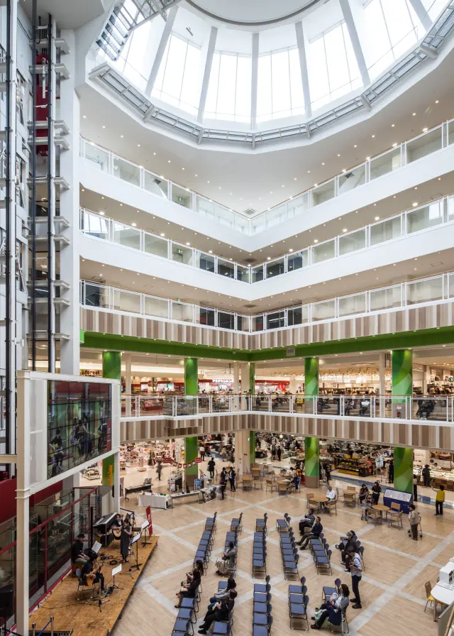 館内は吹き抜けの開放的な空間