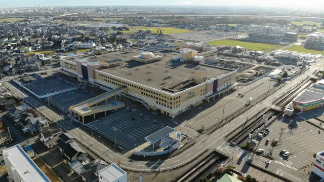 グルメやショッピング、エンタメなどが集結