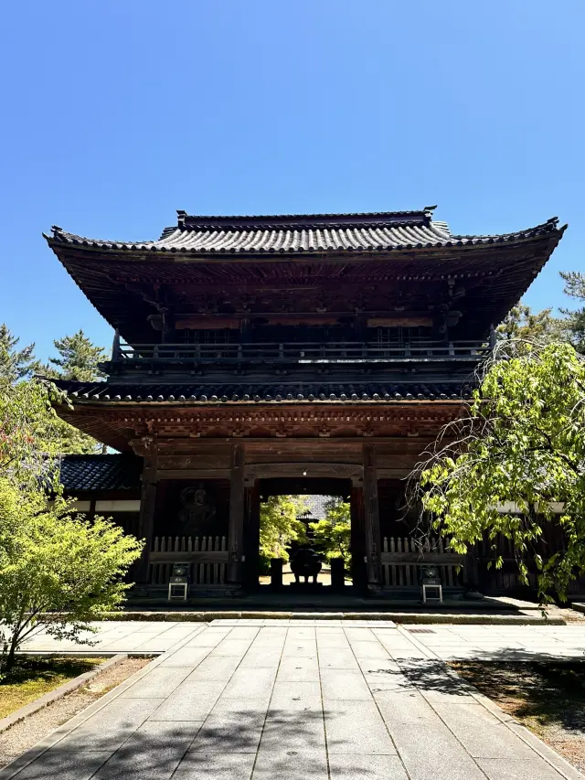 黄檗式建築で建てたれた県指定有形文化財の山門