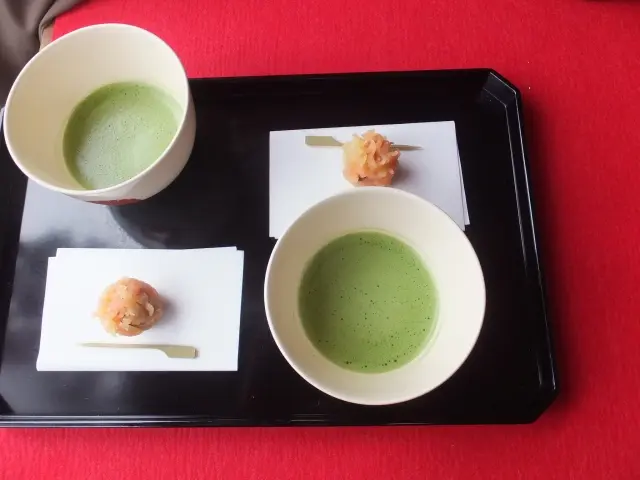 抹茶席では枯山水を眺めながら抹茶と菓子を味わえる