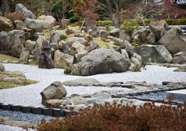 境内には庭園「龍爪の庭」も整えられている