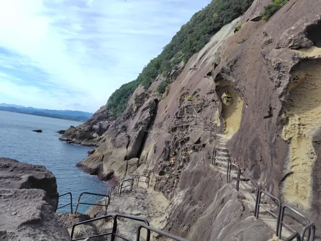 およそ1.2kmに渡って続く大岩壁