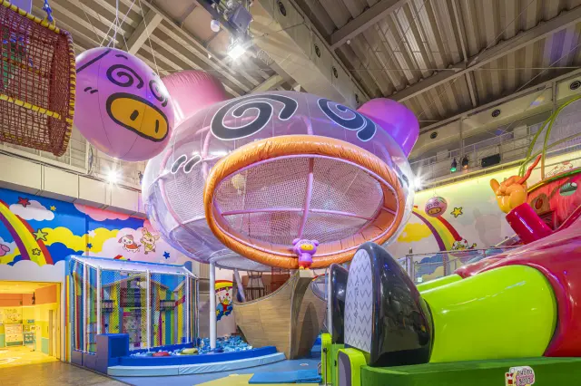 船の形をした空間立体型アトラクション