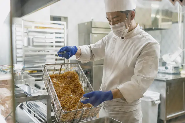 目の前で揚げられるベビースターラーメン