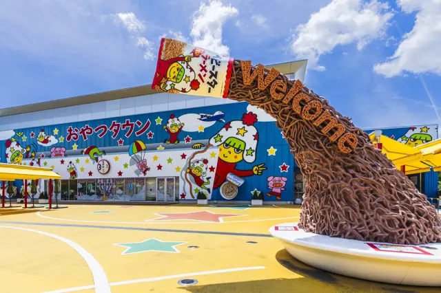 人気キャラクターに囲まれた賑やかな雰囲気