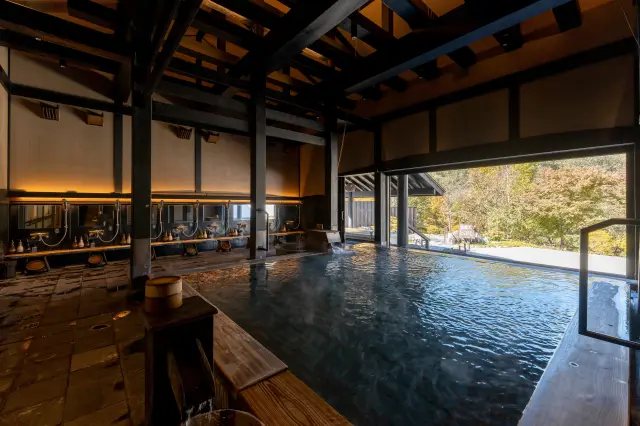 大きな内湯と2つの露天風呂を備える大浴場