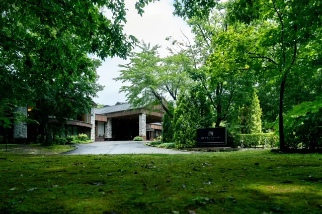 緑あふれる中庭。冬はそり遊びやかまくら作りを楽しめる