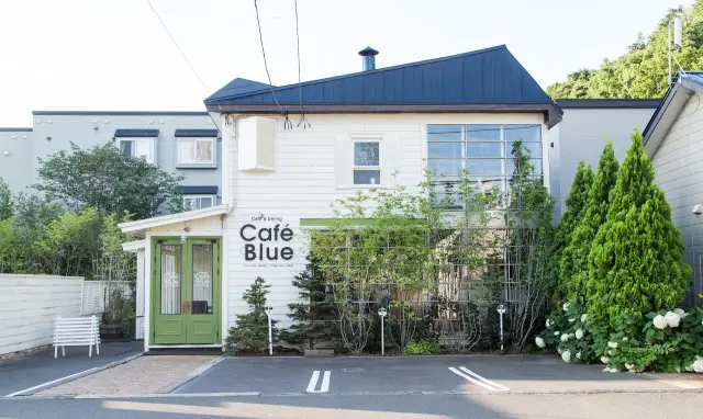 青い屋根が目印