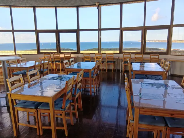 開放的な喫茶コーナー