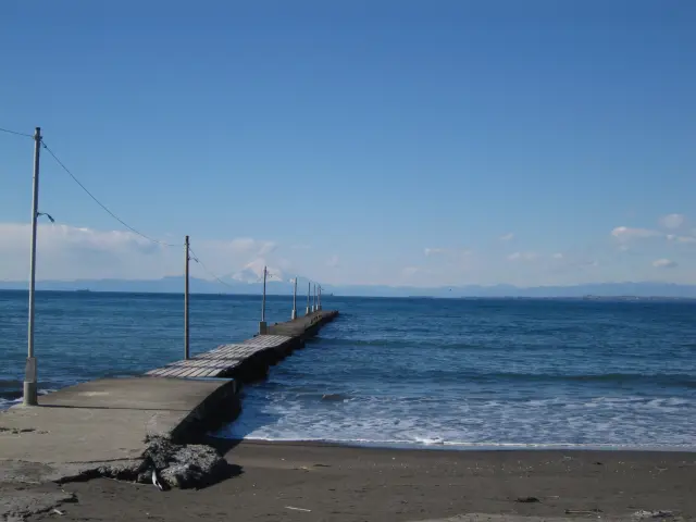 海に向かって真っすぐ伸びる木製の桟橋が象徴的