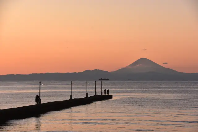 夕暮れ時は桟橋の電灯が灯り、幻想的な雰囲気に