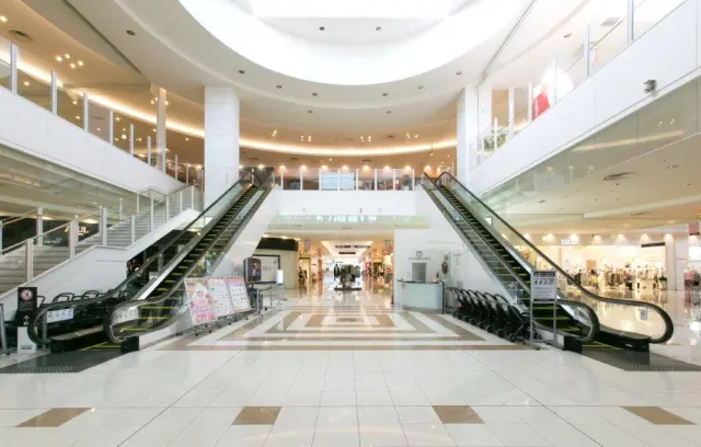 館内にはさまざまなカテゴリーのショップが並ぶ