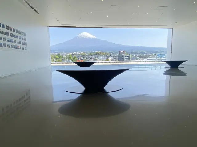 最上階の展望ホールでは絵画のような富士山の姿が
