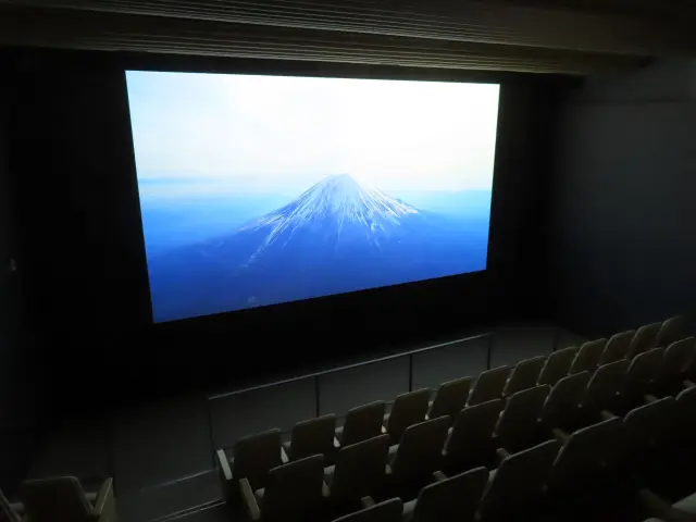 265インチ・4K画質のプロジェクターでさまざまな富士山を楽しめる