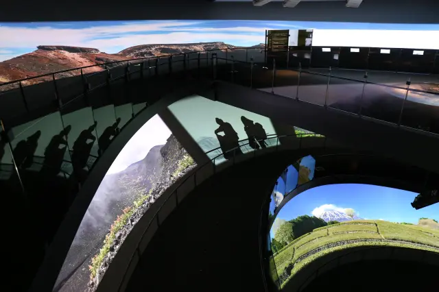 らせん状のスロープを登り、富士登山を疑似体験