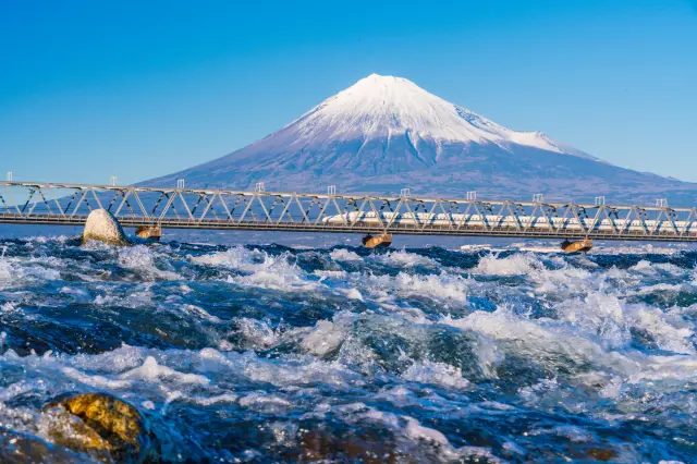 富士山をバックに新幹線が川を越える、ここだけの光景が目の前に