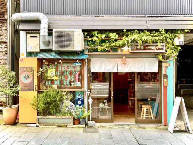 イベント広場「グランドプラザ」前に立つ