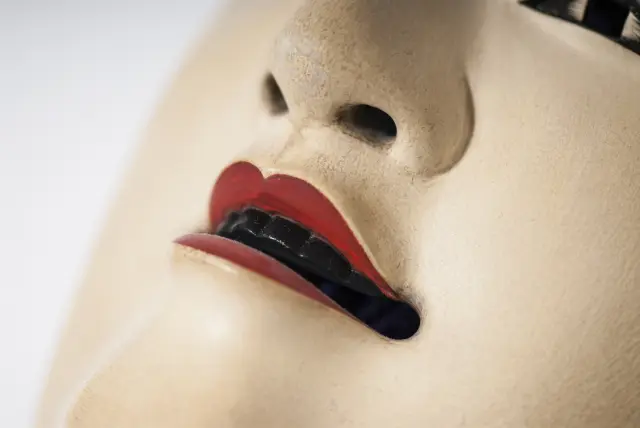 目や眉、唇などは左右非対称に作られる能面